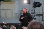 Phil Schiller festeggia insieme agli sviluppatori della WWDC e ai Vampire Weekend