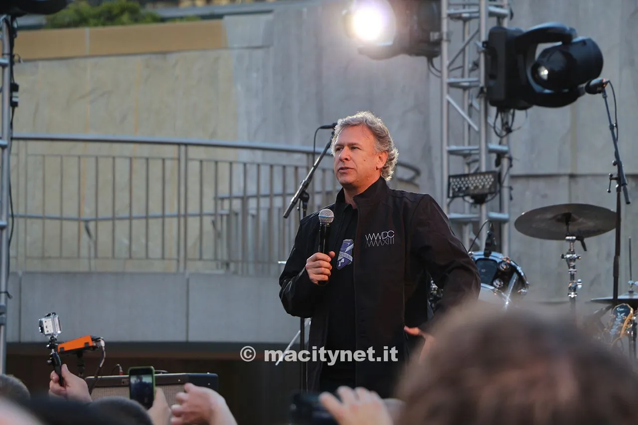 Phil Schiller festeggia insieme agli sviluppatori della WWDC e ai Vampire Weekend Phil Schiller festeggia insieme agli sviluppatori della WWDC e ai Vampire Weekend