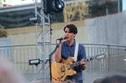 Phil Schiller festeggia insieme agli sviluppatori della WWDC e ai Vampire Weekend