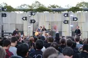 Phil Schiller festeggia insieme agli sviluppatori della WWDC e ai Vampire Weekend