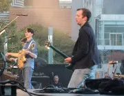 Phil Schiller festeggia insieme agli sviluppatori della WWDC e ai Vampire Weekend