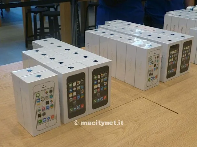 iPhone 5s e 5c: spedizioni +25% nel terzo trimestre, record in Giappone Apple Store Berlino iPhone 5S