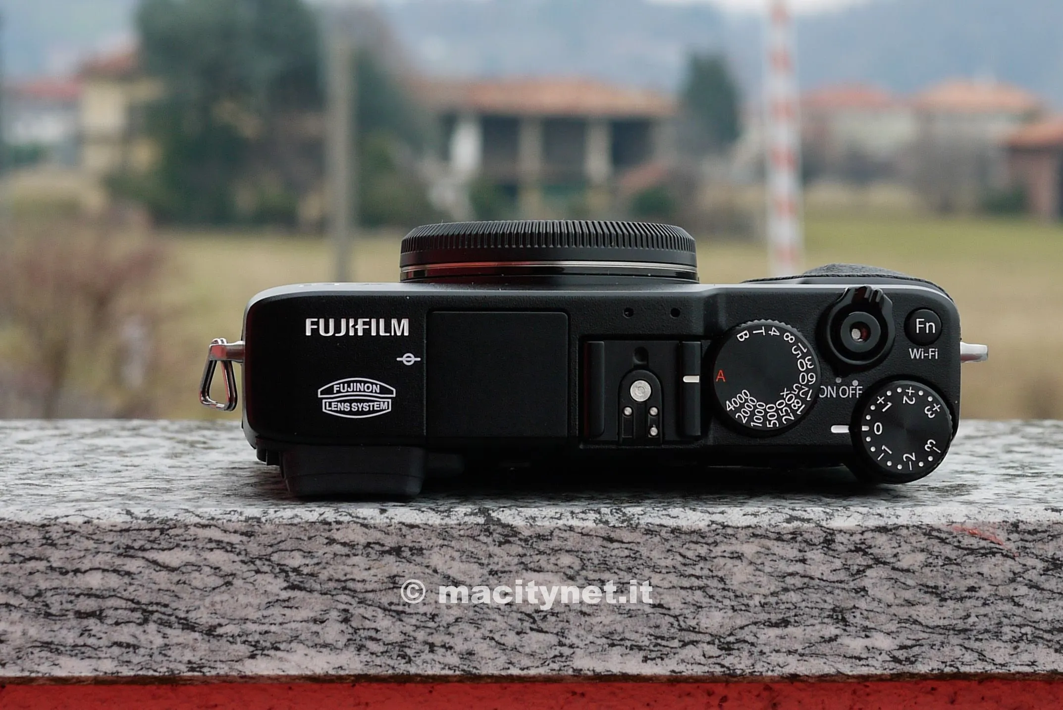 I comandi sul lato superiore richiamano le ghiere retro, per un'impostazione manuale più professionale