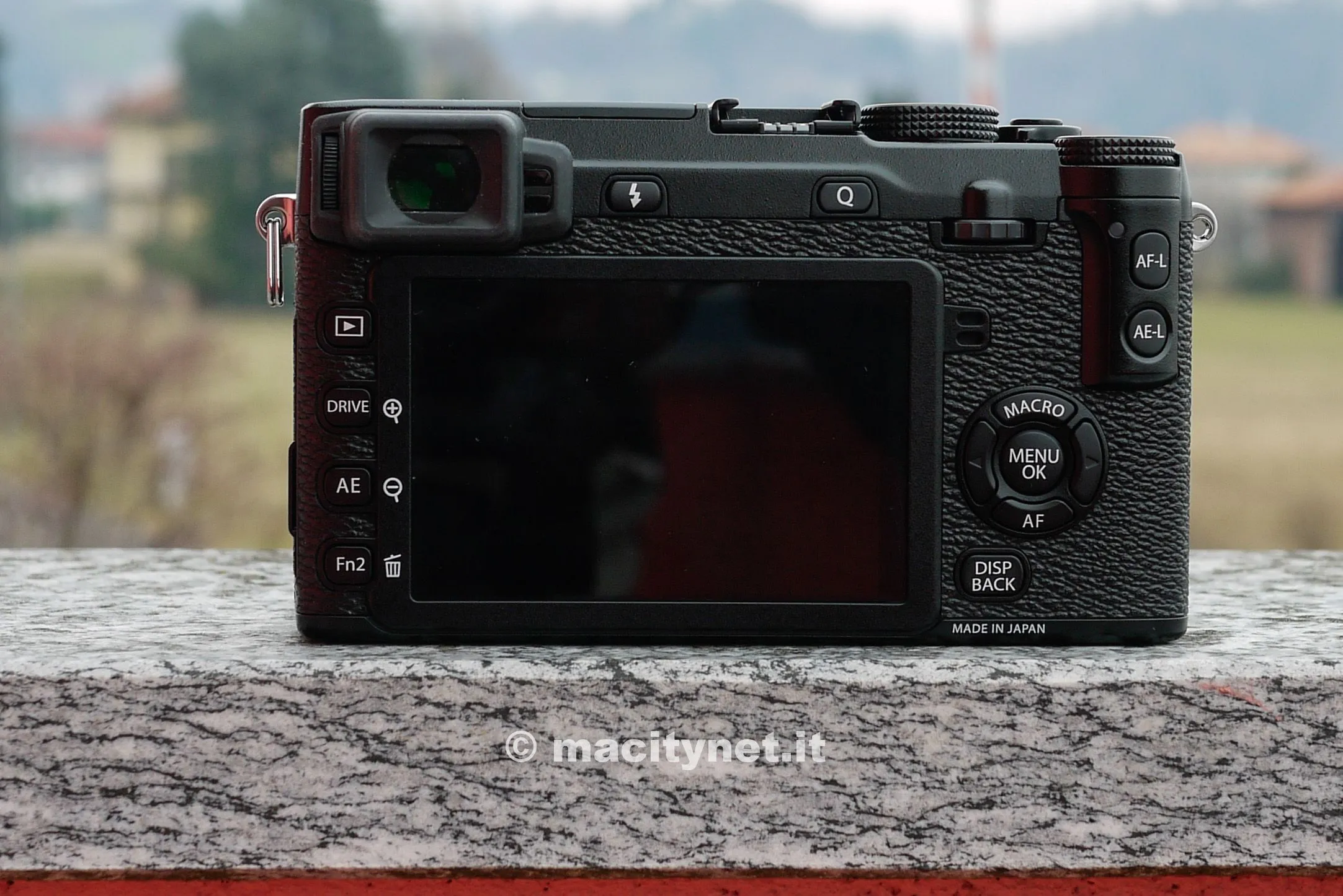 Il retro della fotocamera con i comandi, lo schermo e il mirino elettronico