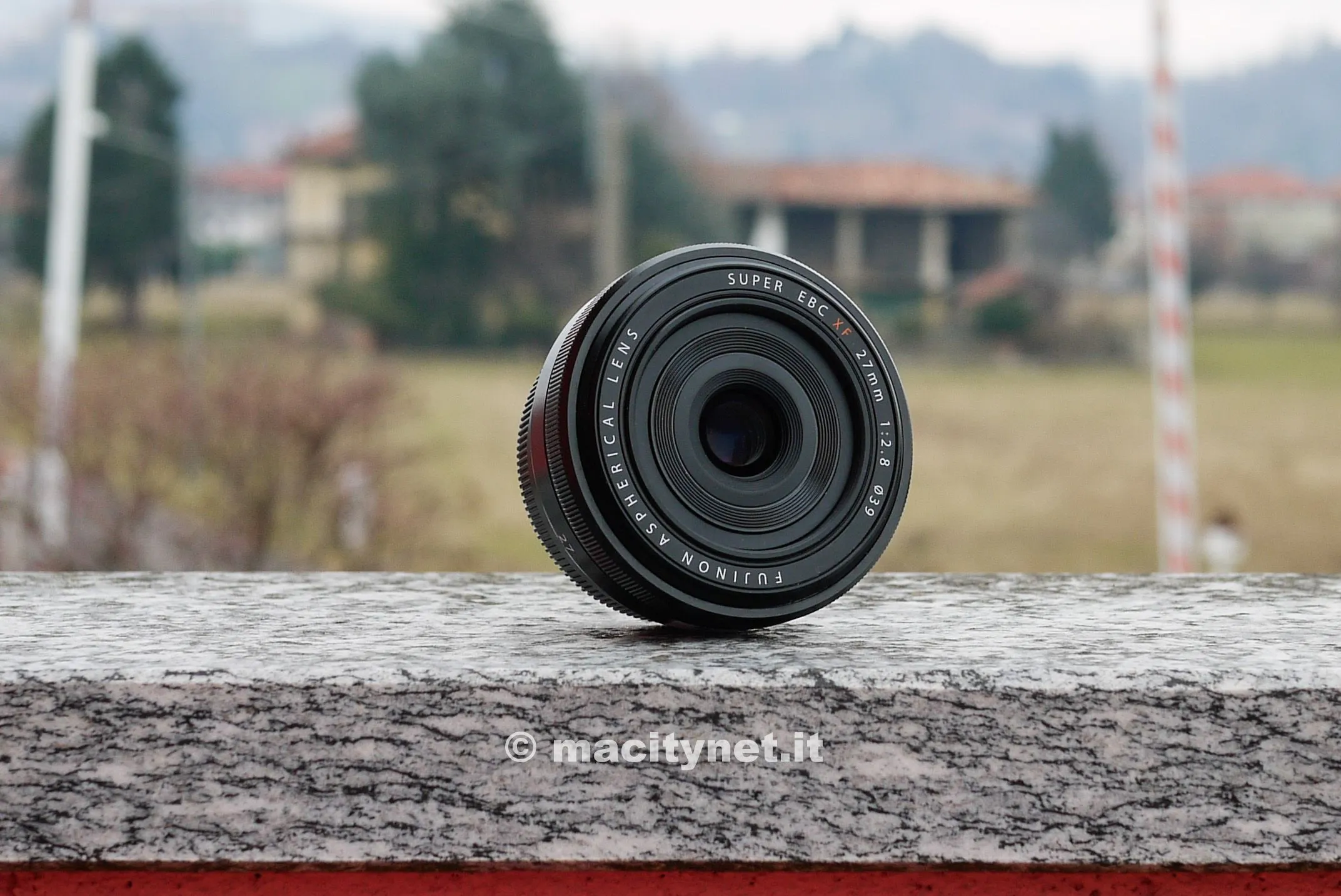 Il Fujinon XF 27mm f/2.8 è veramente ridotto nelle dimensioni.