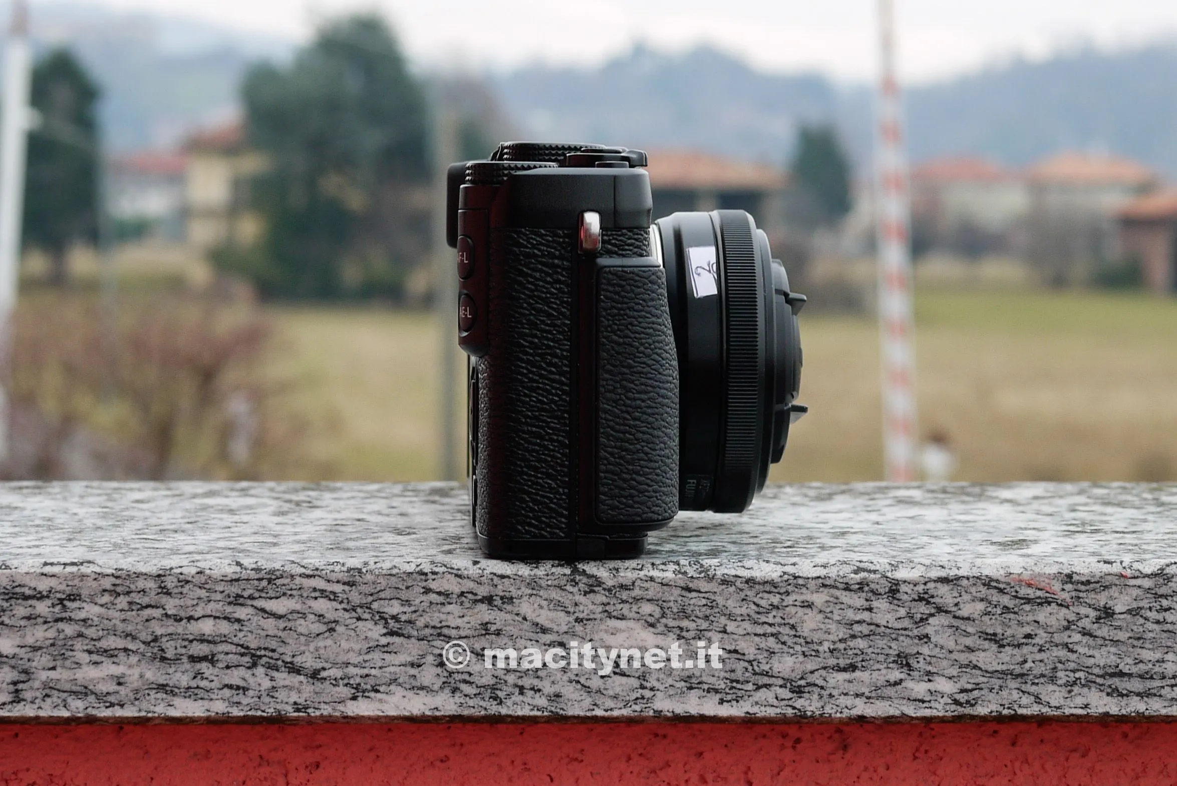 Con il Fujinon XF 27mm f/2.8 la fotocamera è veramente compatta e comoda