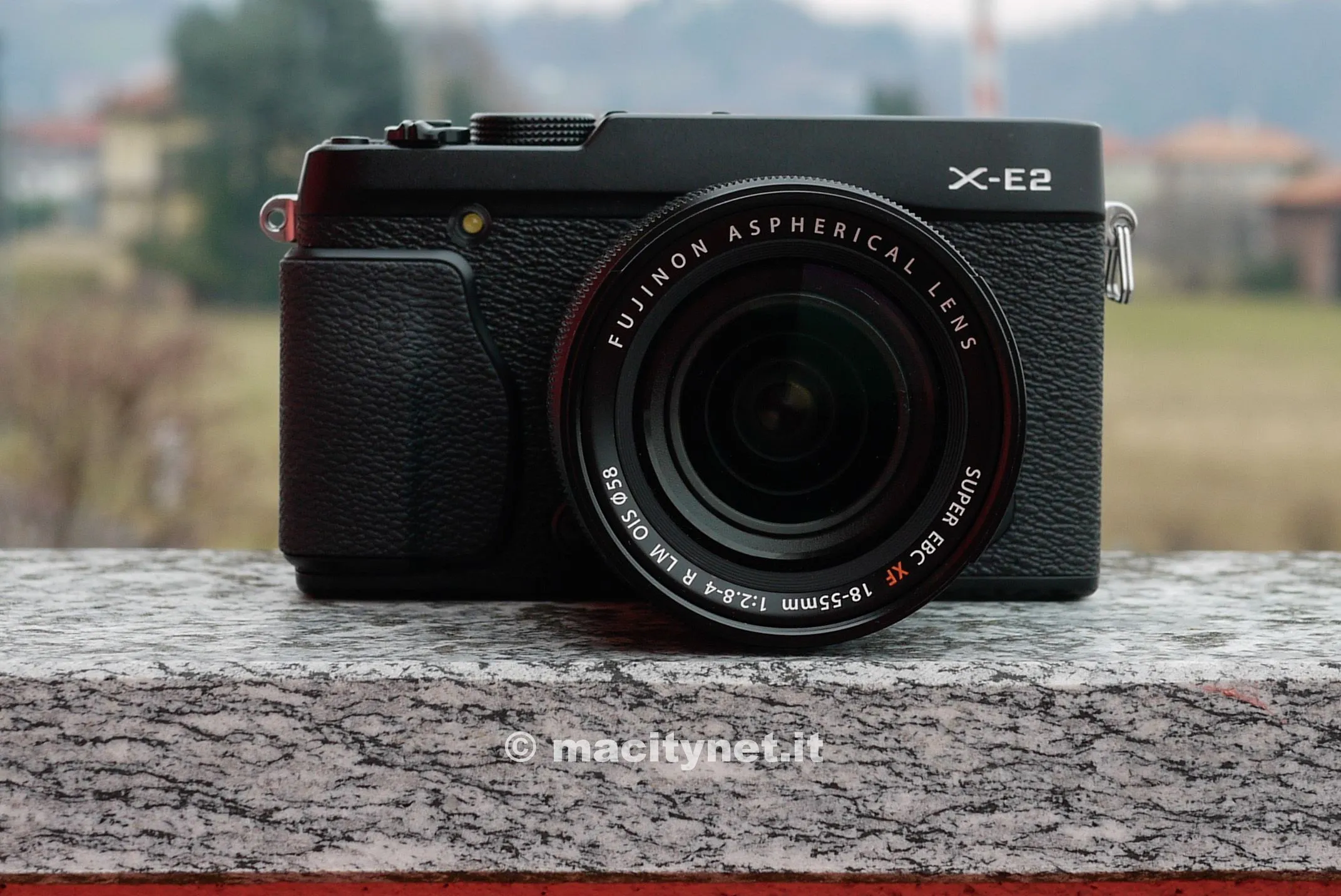 La X-E2 con il l'obiettivo 18-55mm montato. A sinistra nell'immagine la pratica impugnatura
