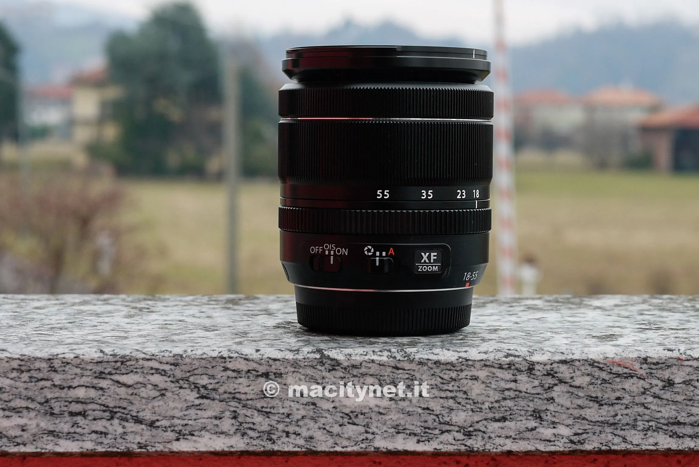 La lente kit 18-55 garantisce diverse funzionalità, fra cui la ghiera per l'apertura, stabilizzatore ottico e la selezione dell'apertura automatica