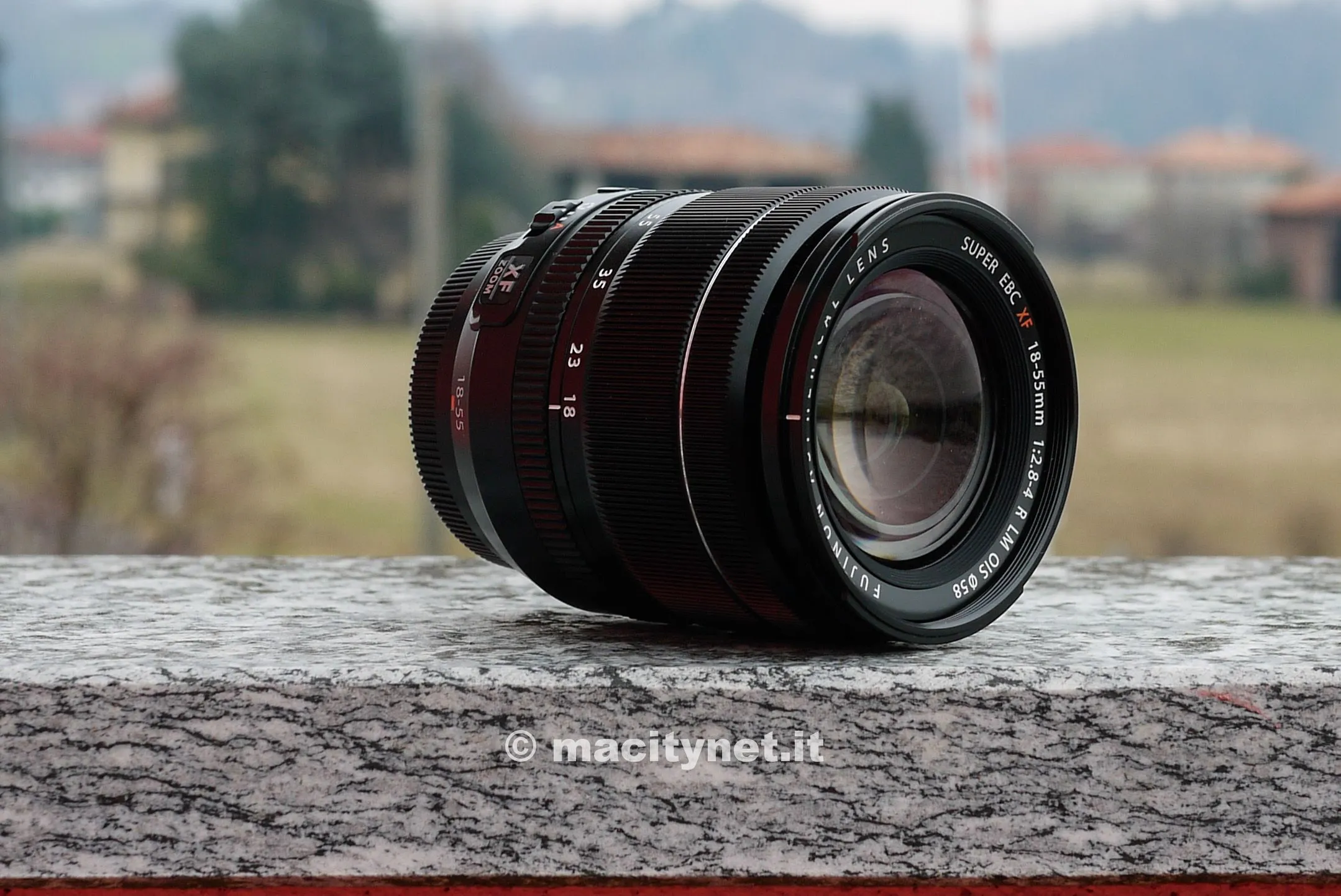 L'ottimo obiettivo kit 18-55, molto versatile e di pregevole fattura