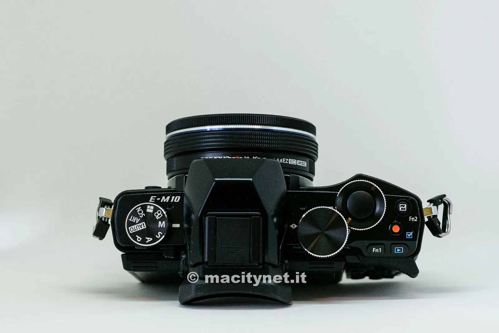 I comandi posizionati sul dorso; il flash pop-up integrato al di sopra del mirino elettronico