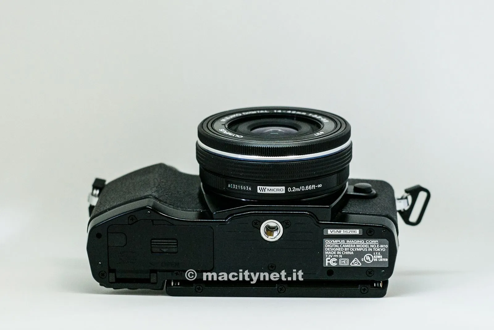 Sul fondo lo slot per scheda SD e batteria