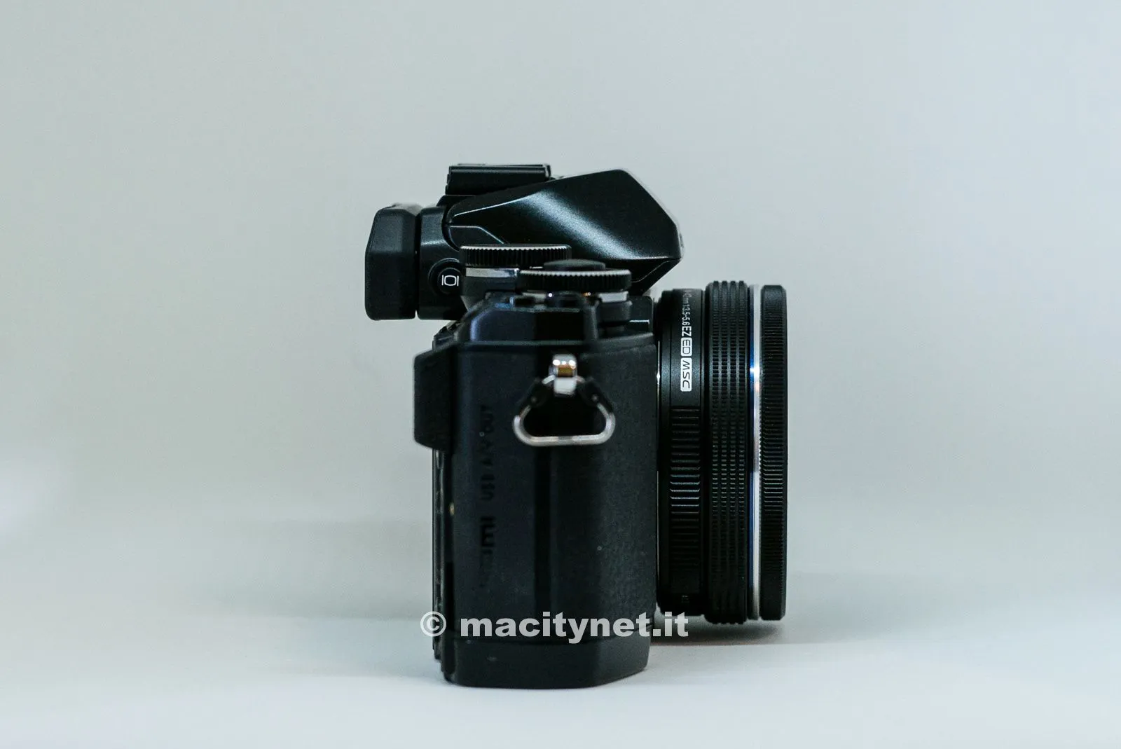 Con l'obiettivo Olympus M.ZUIKO Digital ED 14-42mm f3.5-5.6 EZ lo spessore è molto ridotto e la fotocamera molto portabile