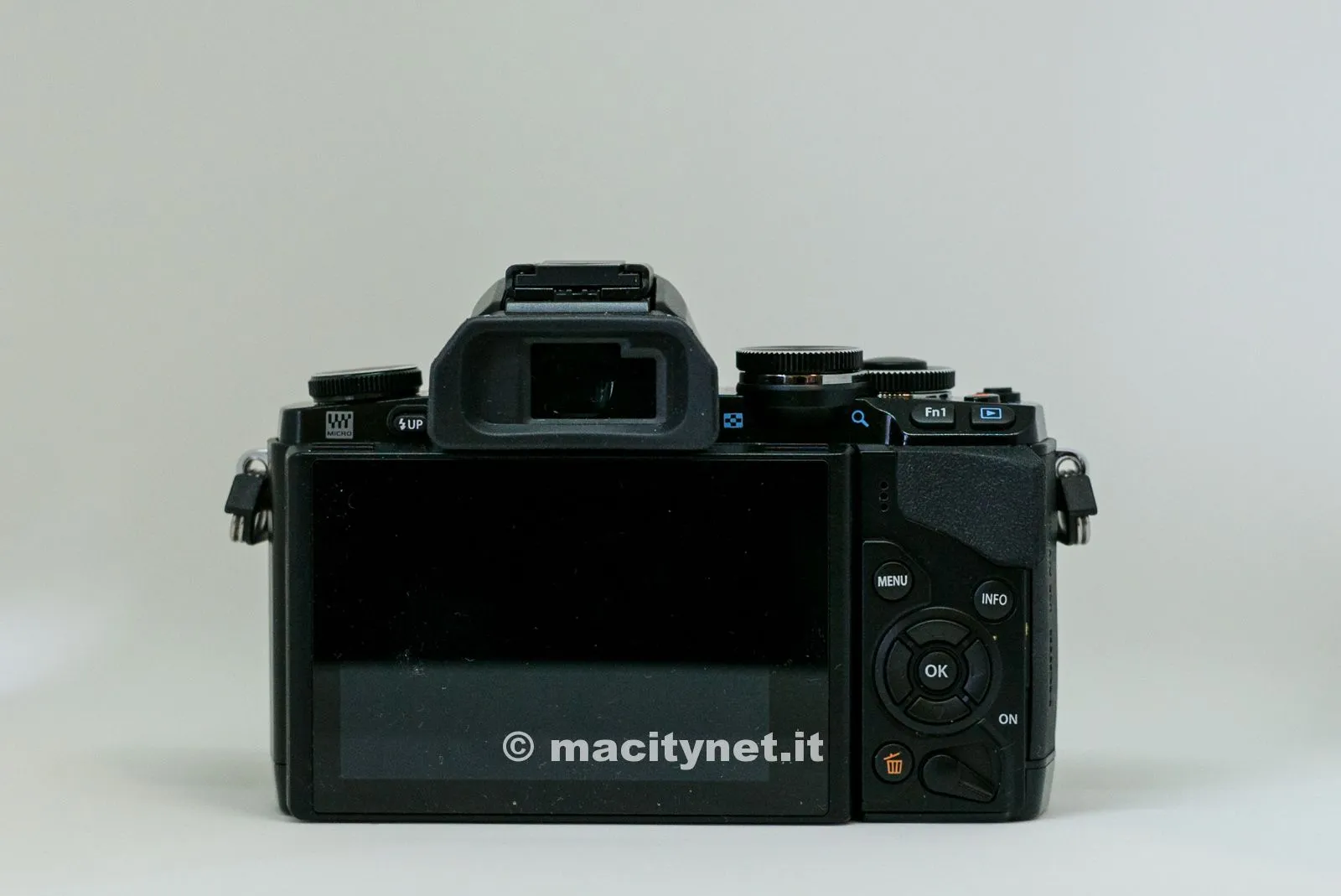 Il retro, dove si evidenzia il mirino elettronico e lo schermo da 3 pollici. I comandi sono situati sulla destra ed i pulsanti perfezionati