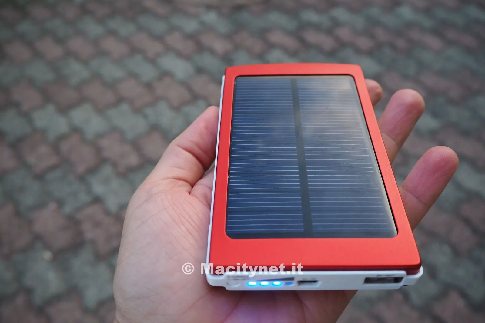 batteria con ricarica solare