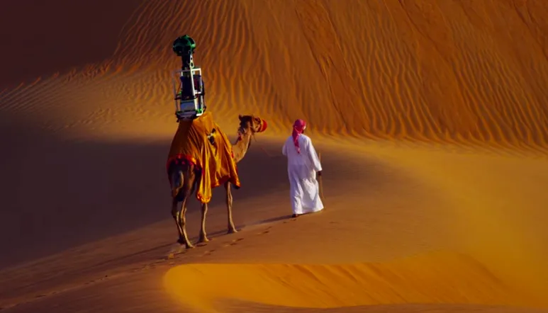 Google Street View ora non si limita all'uso delle auto ma con l'aiuto di un cammello si addentra nel deserto di Liwa ad Abu Dhabi