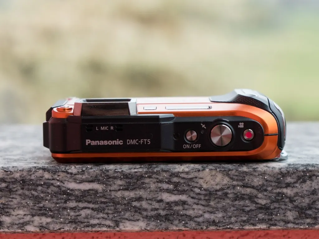 I tasti sul dorso, solo tre: scatto, accensione e il tasto video