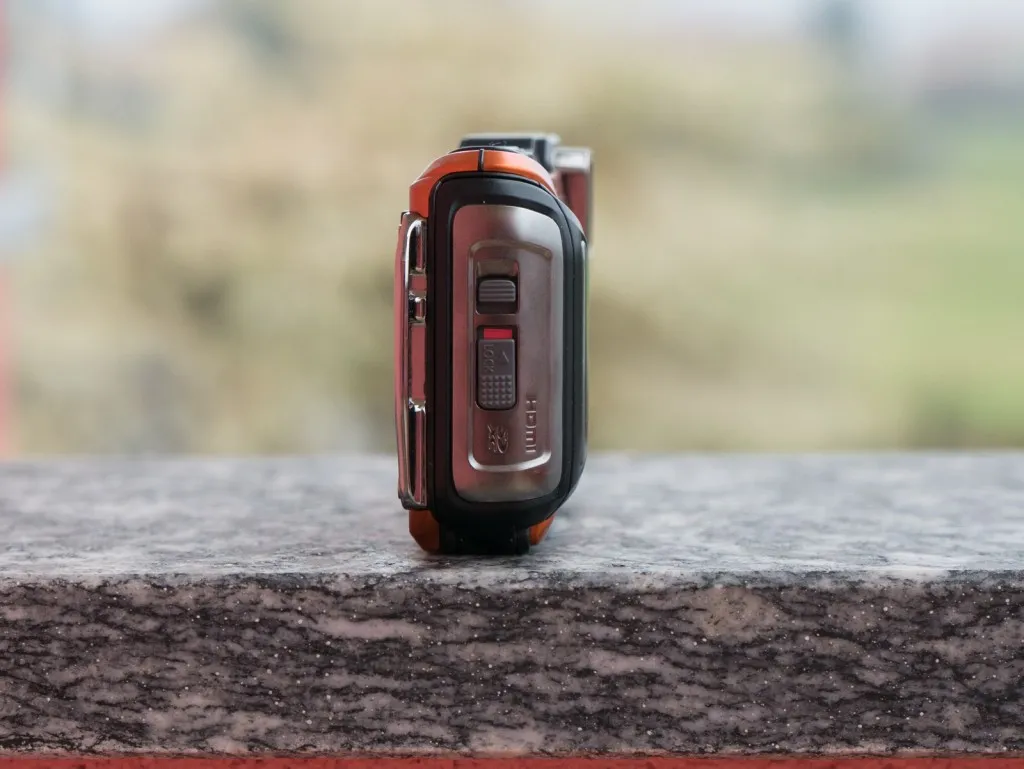 Lo sportello per batteria e SD, isolato con chiusura di sicurezza a prova di inflintrazioni