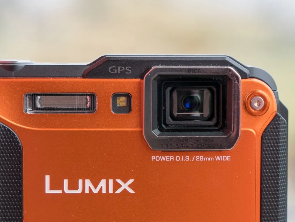 Il Leica DC Vario Elmarit f/3.3-5.9 (equivalente ad un 28-128 mm di una fotocamera a pellicola 35 mm)