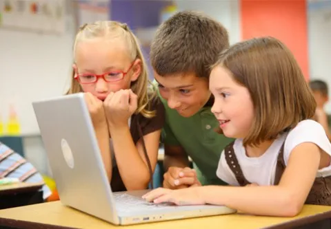 Kids-excited-on-laptop-Featured bambini macbook