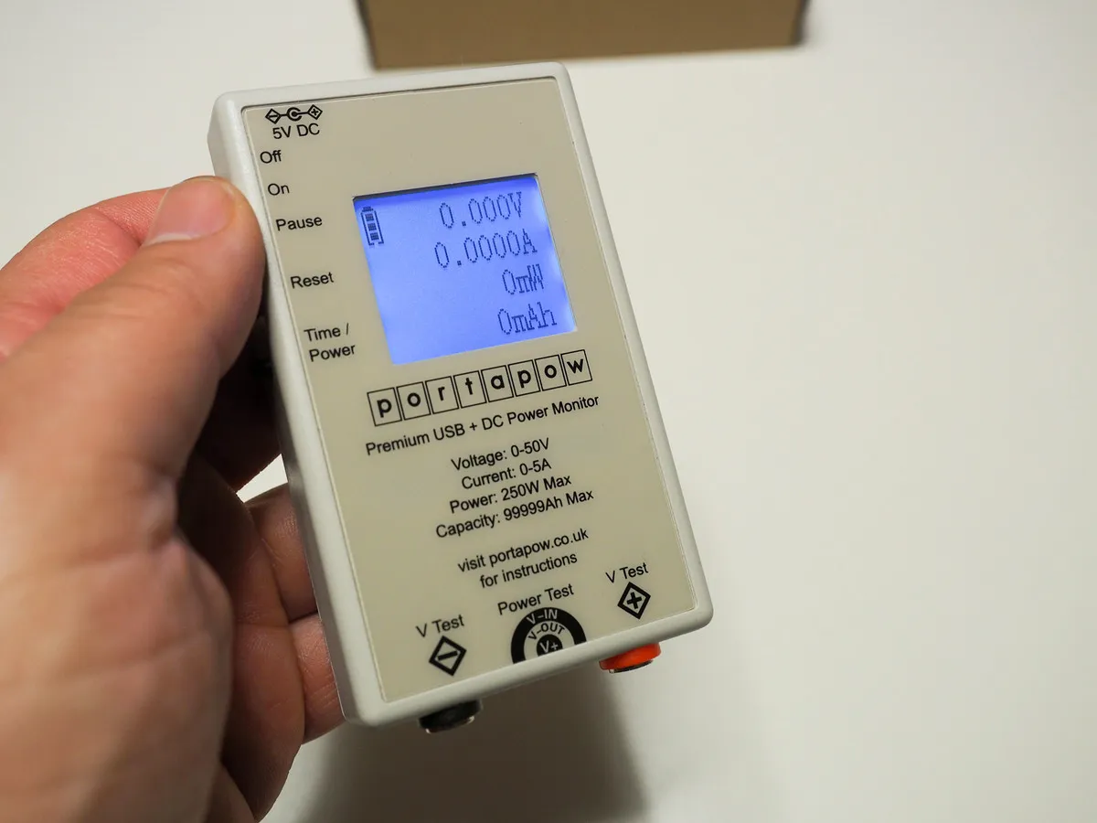 Recensione PortaPow Premium USB + DC Power Monitor, analizza batterie e alimentatori USB