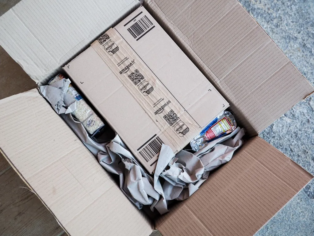 apertura pacco amazon con cibo-5