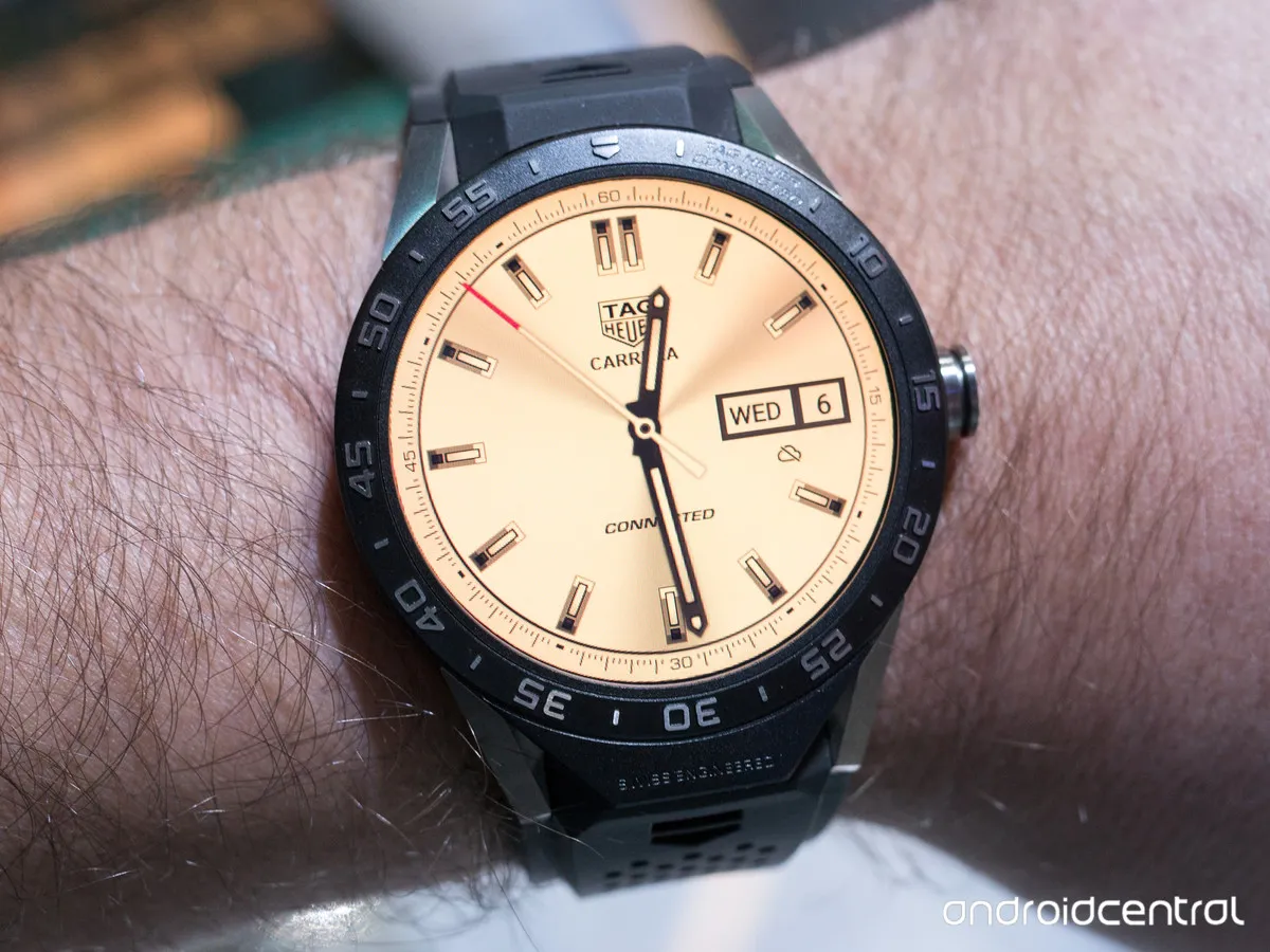 Tag Heuer, il nuovo smartwatch di lusso si trasformerà in orologio meccanico Tag Connected