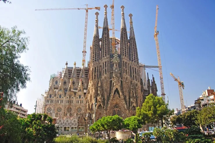 A Barcellona Big Data e IoT in azione per studiare il comportamento dei turisti della Sagrada Familia sagrada-familia 740