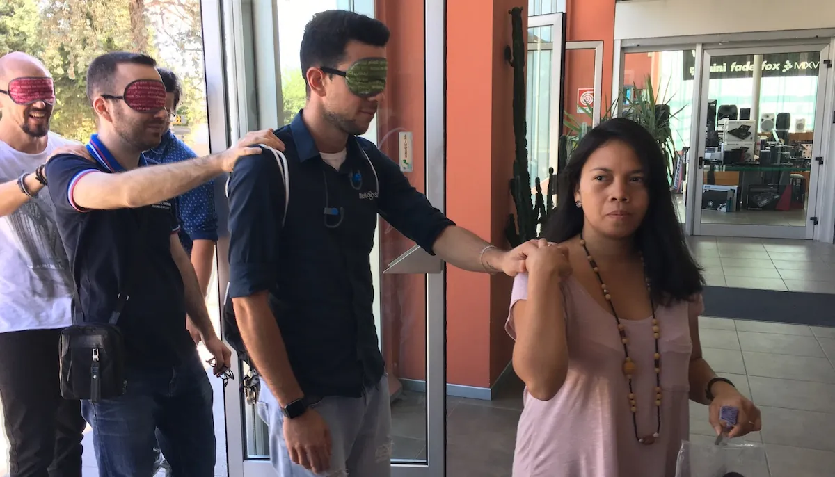 i dipendenti di med store in fila e con la mascherina che gli impedisce di vedere