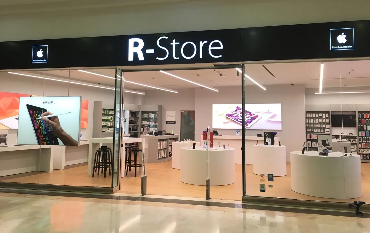 R-Store Pontecagnano è tutto nuovo, cristallo e legno in stile Apple r-store pontecagnano 4 ok