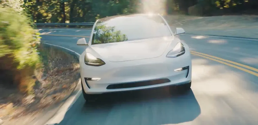 tesla model 3 fronte 900