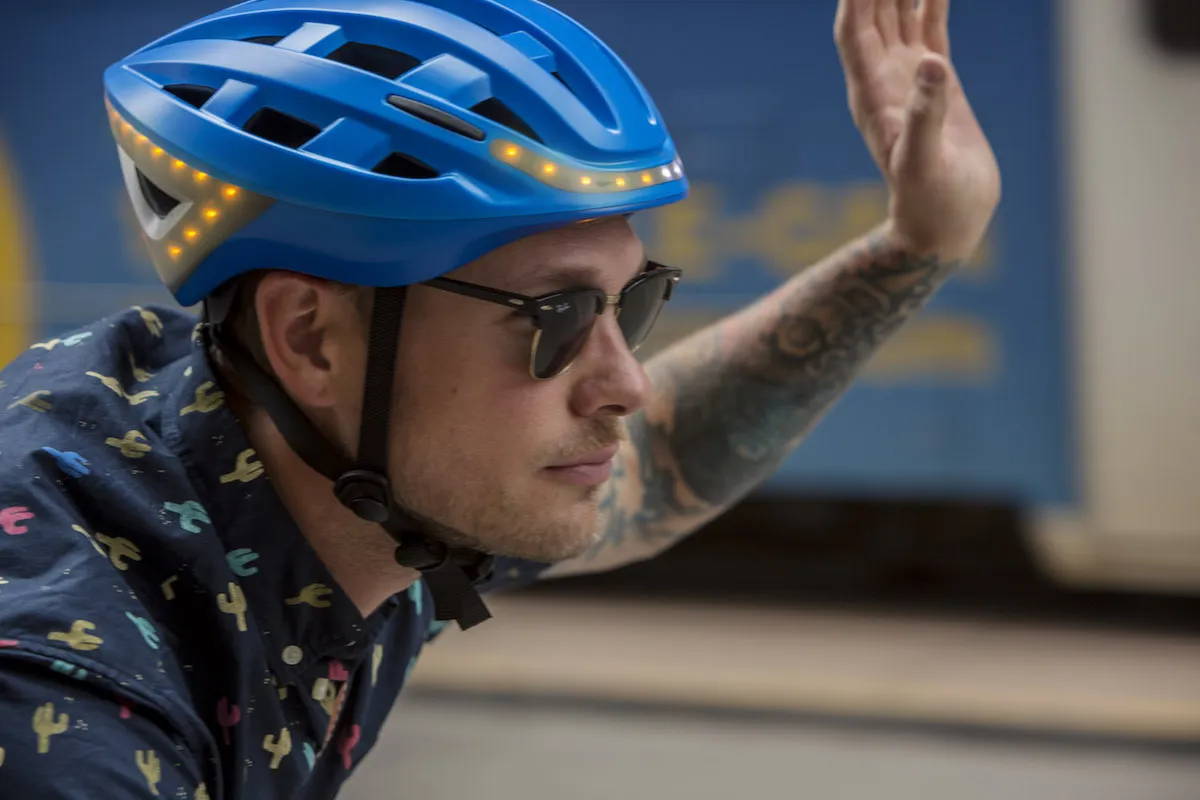 Il casco da bici Lumos si controlla con iPhone e Apple Watch Il casco da bici Lumos