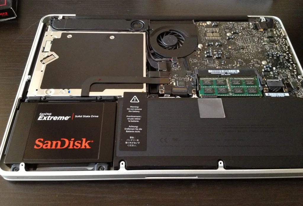 Unità SSD (in basso a sinistra) installata in un MacBook Pro