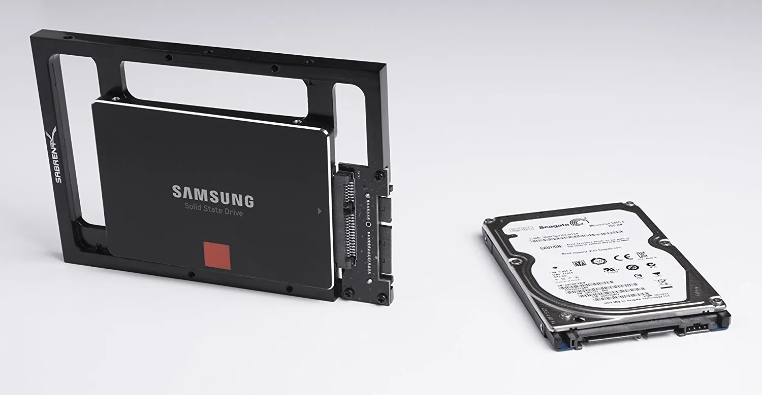 Un kit di montaggio che consente di installare una unità SSD da 2,5" in un alloggiamento da 3,5" (quello tipicamente usato nelle macchine desktop).