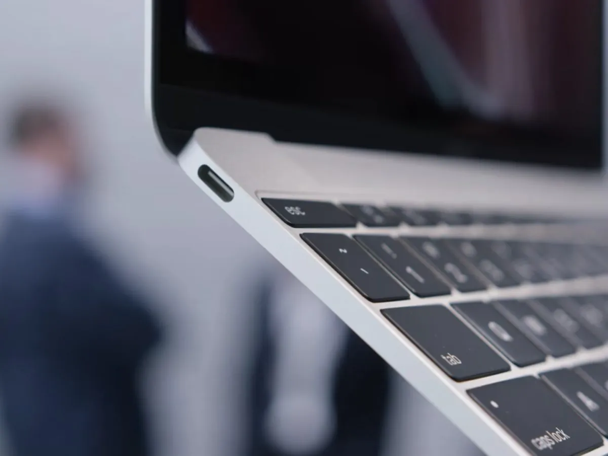 Apple potrebbe lanciare un adattatore MagSafe per MacBook con USB C Apple potrebbe lanciare un adattatore MagSafe per MacBook con USB C