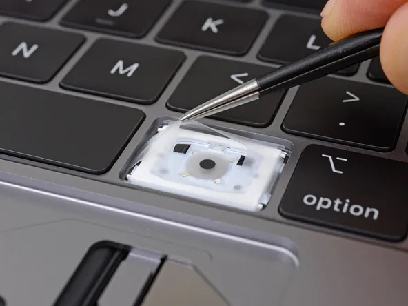 Sotto i tasti dei nuovi MacBook Pro c’è una sottile barriere di silicone Silicone intorno al meccanismo dei tasti