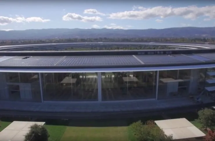 Le vetrate di Apple Park alte tre piani si aprono, la GIF animata pubblicata da Tim Cook