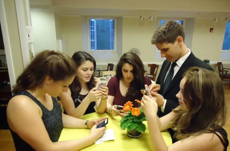 Italiani, lo smartphone è un figlio: primo pensiero la mattina, ultimo prima di dormire