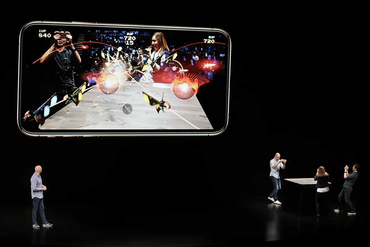 Tim Cook: “La dual SIM su iPhone nata da specifiche richieste del mercato cinese”. Atli Mar Sveinsson, CEO di Directive Games, durante una dimostrazione di gioco a tre con Galaga AR.