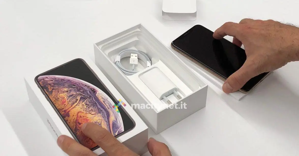 i nuovi iPhone XS e XS Max arrivano nei negozi: li abbiamo aperti per voi La scatola di iPhone XS Max