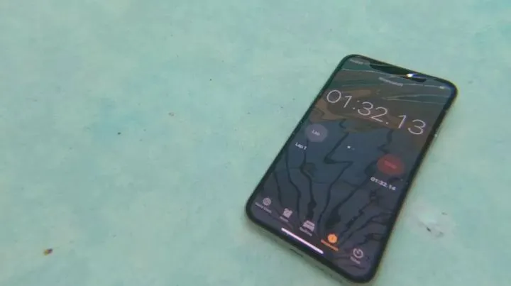 Impermeabilità iPhone XS: resisterà ad acqua, vino, e ad un tuffo in mare?