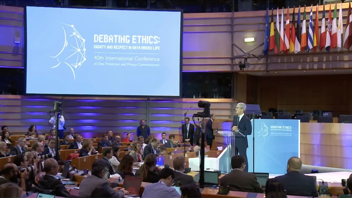 Tim Cook difende privacy e dati personali, il video del discorso di Bruxelles