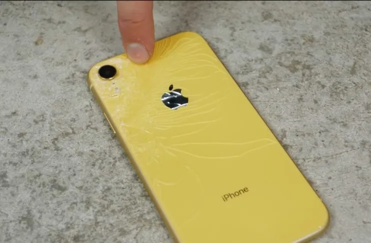 iPhone XR sembra davvero resistente, ecco test di caduta e torture varie