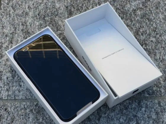 Unboxing iPhone XR italiano e prime impressioni d&#8217;uso