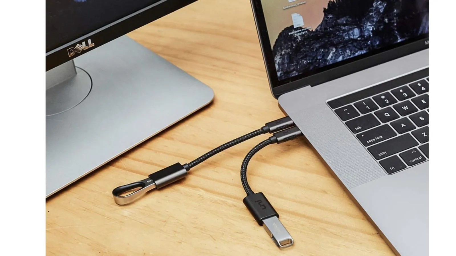 Il doppio adattatore da USB-C a USB con cavo in nylon per Mac, iPad Pro e smartphone Il doppio adattatore da USB-C a USB con cavo in nylon per Mac, iPad Pro e smartphone