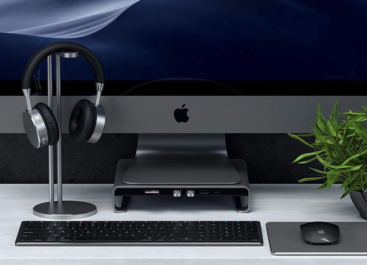 iMac e iMac Pro sono belli ma diventano più pratici con il sostegno Satechi con hub USB-C iMac e iMac Pro sono belli ma diventano più pratici con il sostegno Satechi con hub USB-C