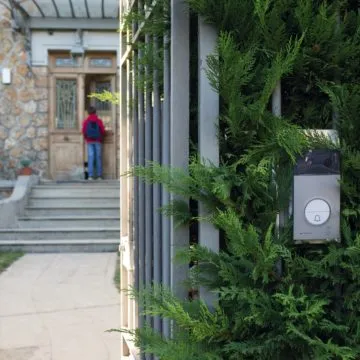 Legrand e B-Ticino a CES 2019: interruttori a comando vocale Alexa e citofono smart serie 100X