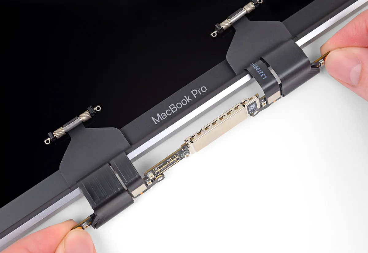 Secondo iFixit c’è un “flexgate” per i display dei MacBook Pro con Touch Bar apple flexgate