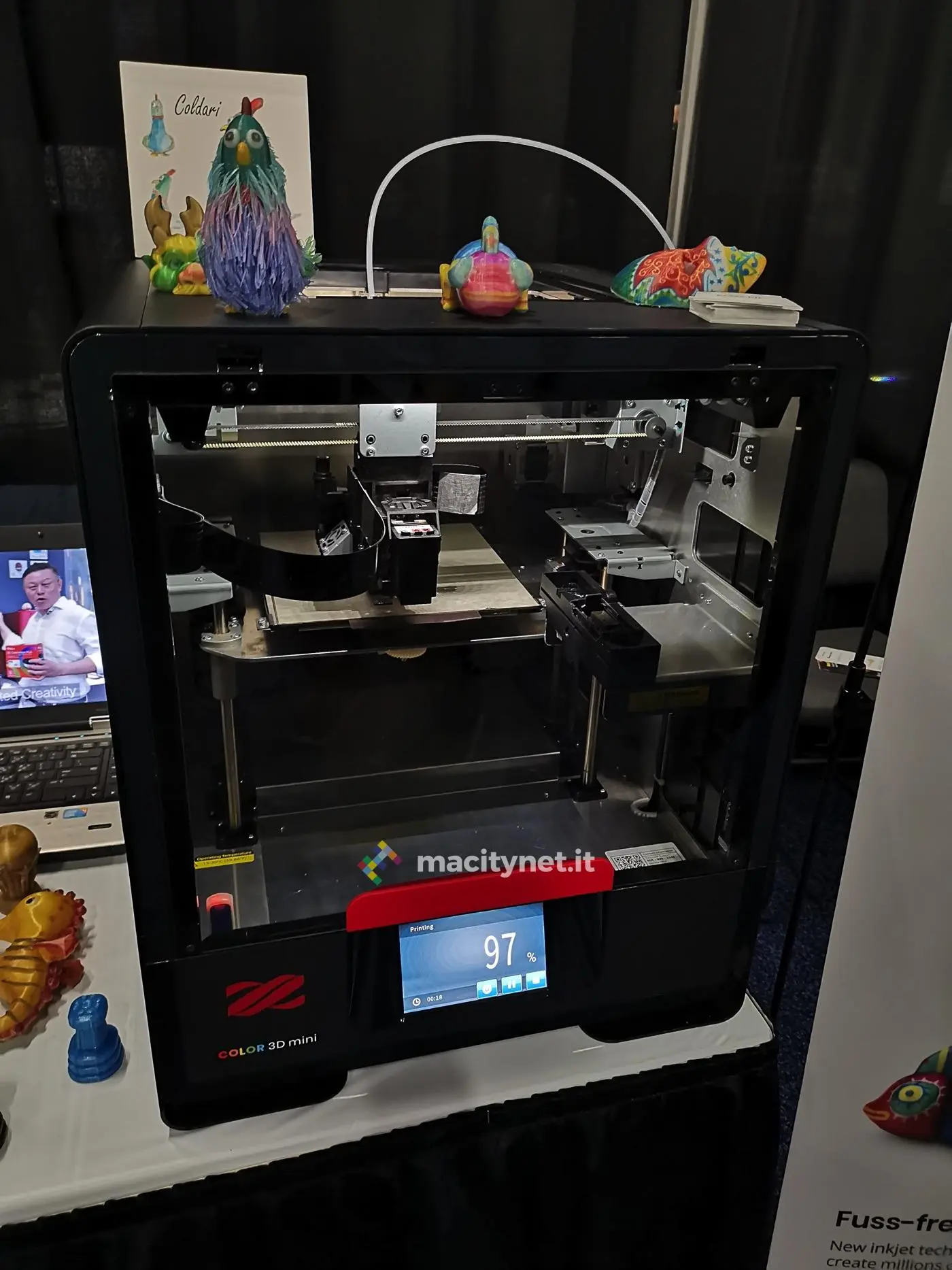 XYZprinting mostra la stampante 3D Da Vinci Color mini al CES di Las Vegas XYZprinting mostra la stampante 3D Da Vinci Color mini al CES di Las Vegas