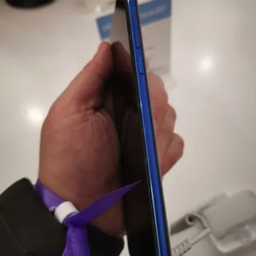 Honor View 20: unboxing, primi scatti, varianti colore e cover Moschino