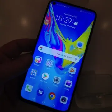 Honor View 20: unboxing, primi scatti, varianti colore e cover Moschino